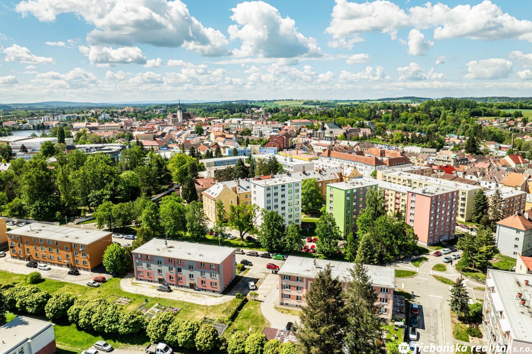 Byt 2+1 v panelovém domě v JH